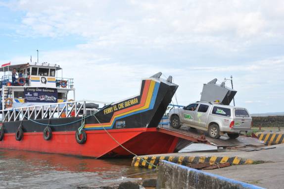 Fiona abordando o ferry Che Guevara, à caminho da Isla Ometepe, no lago Nicarágua